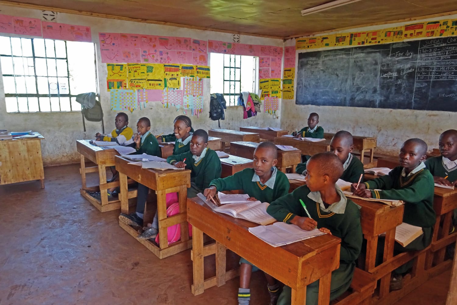 Schulkinder in Klassenraum